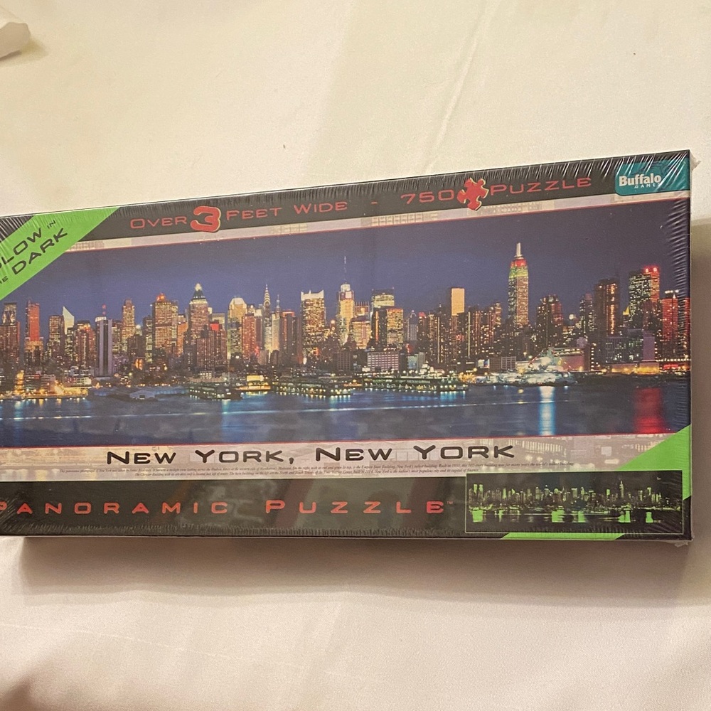 New York Puzzle Panoramic Glows in Dark 750 PiecesNWT